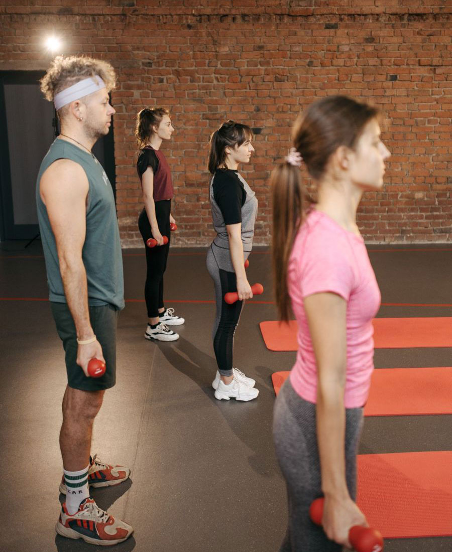 Gruppe beim gemeinsamen Gesundheitstraining mit Kurzhanteln